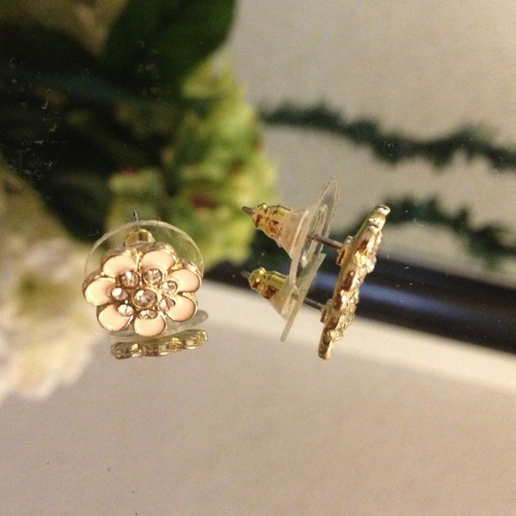 🎉TRADED🎉Kate Spade flower earrings - Picture 2 of 3