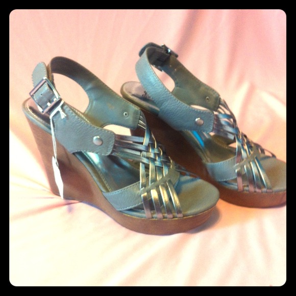 🔵Reserved🔵Grey/Silver elegant strap wedges! 😻💁