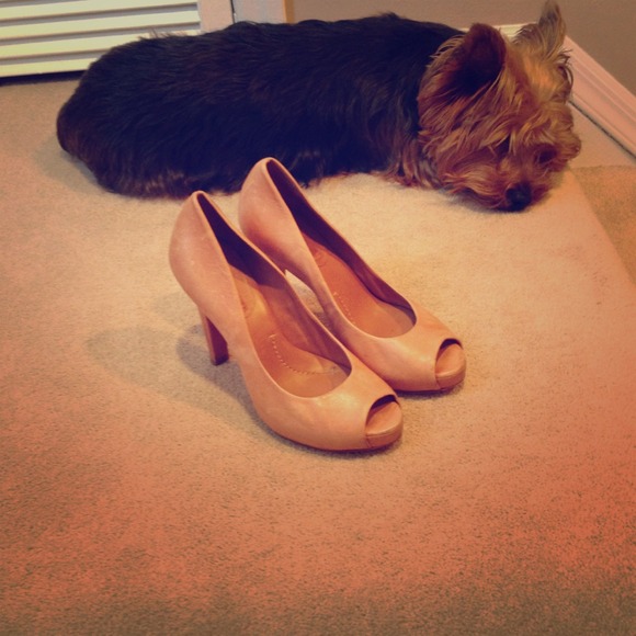 REDUCED! BCBG tan leather platform pumps