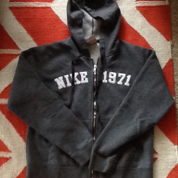 Bundled SOLD Duo Nike hoodie and tank - Picture 2 of 2