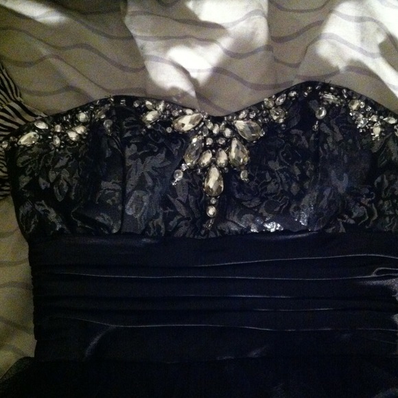 Strapless formal dress - Picture 2 of 3