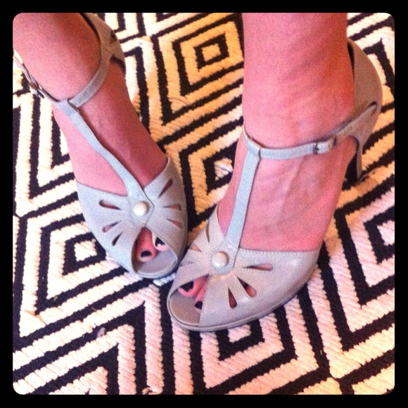 Vintage looking T-strap 3" heels in lt blue