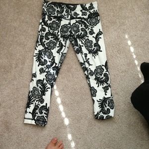 Reserved for laraboyer Lululemon capris