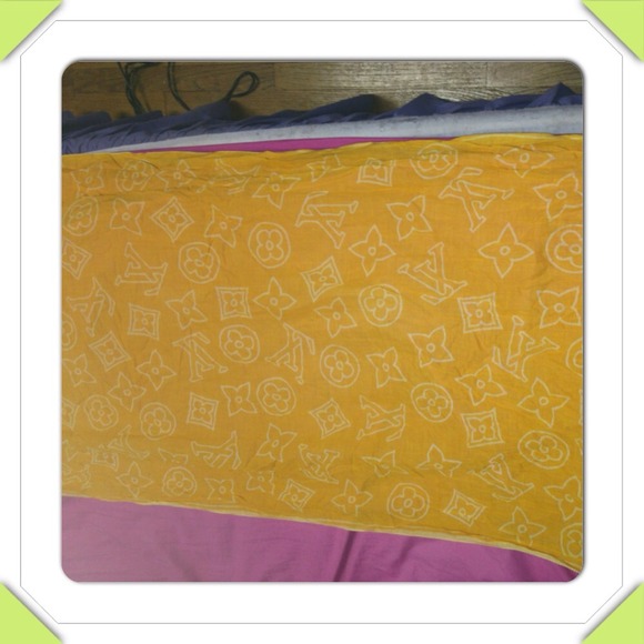 ❌SOLD❌ LOUIS VUITTON Cruise collection scarf