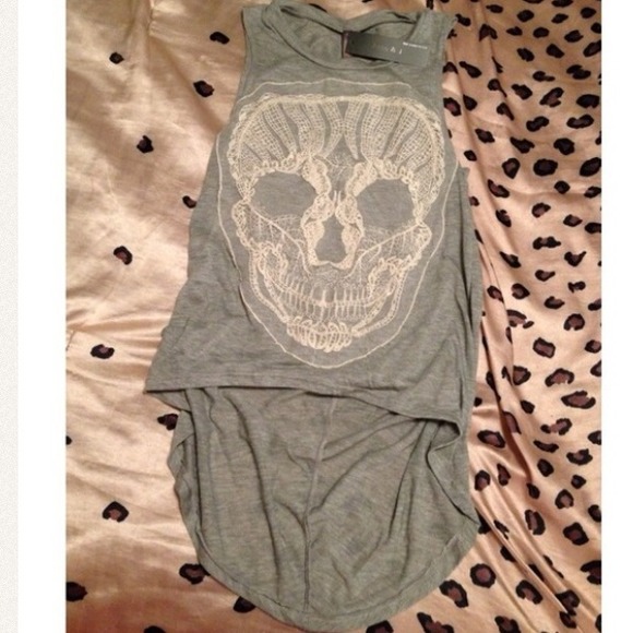 💙SOLD💙Gray with a white lacy skull tank top 💀