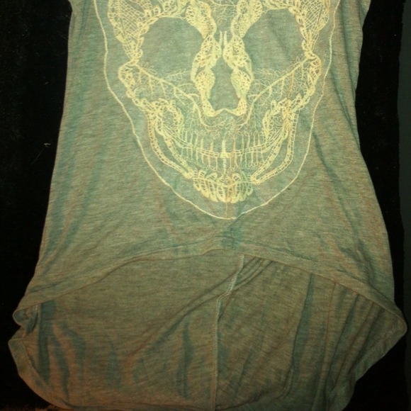 💙SOLD💙Gray with a white lacy skull tank top 💀 - Picture 3 of 4