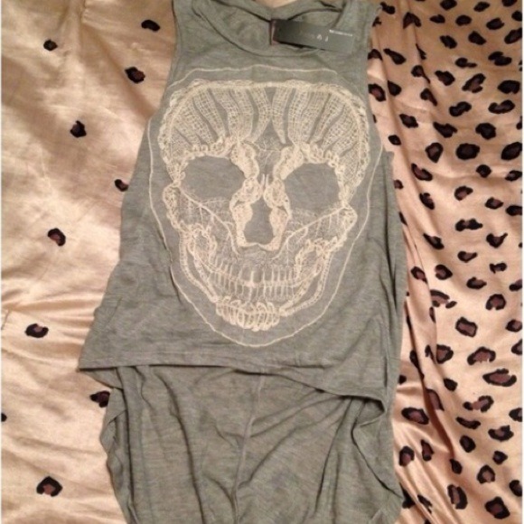 💙SOLD💙Gray with a white lacy skull tank top 💀 - Picture 4 of 4