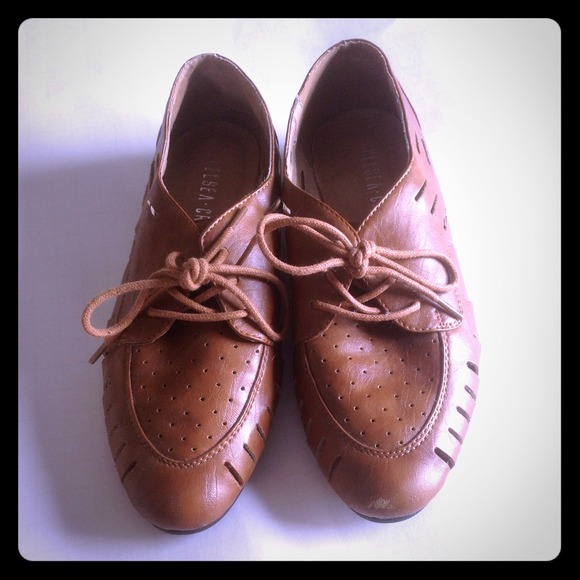 Urban Outfitters Shoes - Light brown Oxford flats
