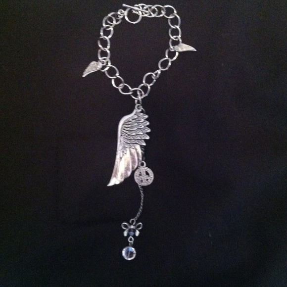 *Beautiful! Wing charm bracelet!