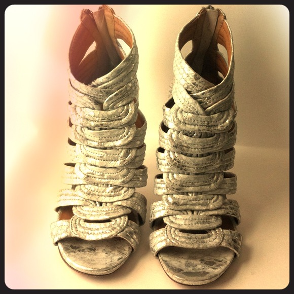 ***REDUCED*****DKNY Alexia Silver heels
