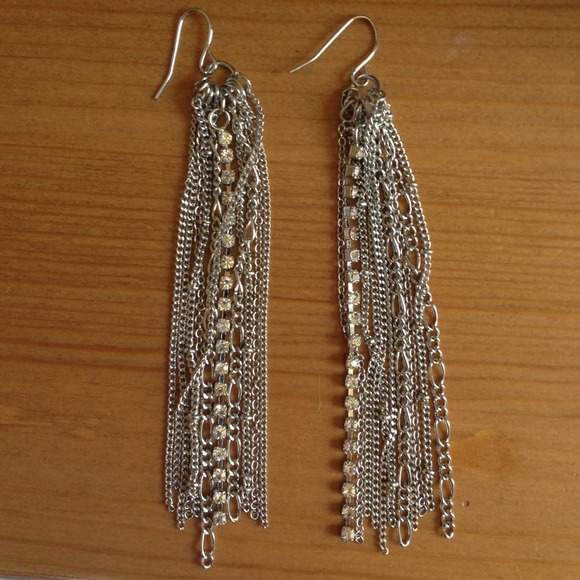 **BUNDLED**Dangly earrings