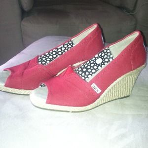 TOMS red wedges size W7