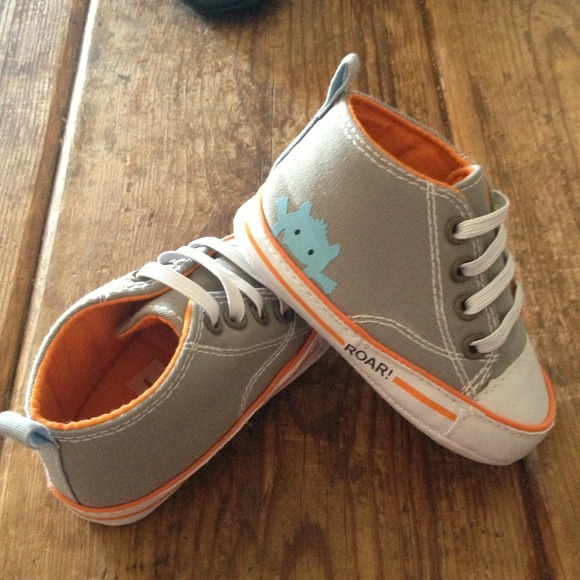 ❌❌sold❌❌NWOT Size 2 baby boy high top shoes