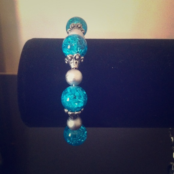 Blue & Silver stretch bracelet 💙