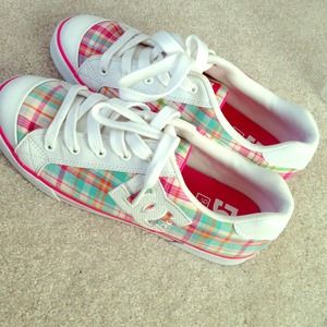 ⛔HOLD⛔ Barely worn DC shoes!