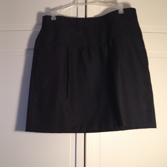LOFT Dresses & Skirts - Black skirt with pockets!