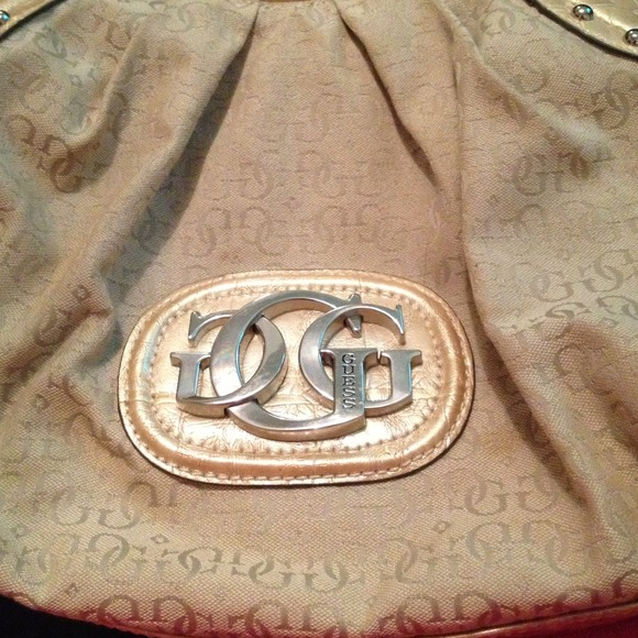 Cream color Guess bag Great Condition