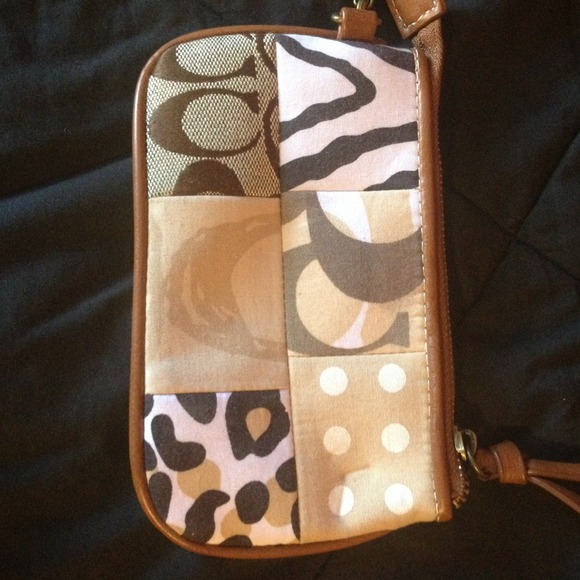 *SOLD IN BUNDLE*Coach inspired tan wristlet - Picture 2 of 4