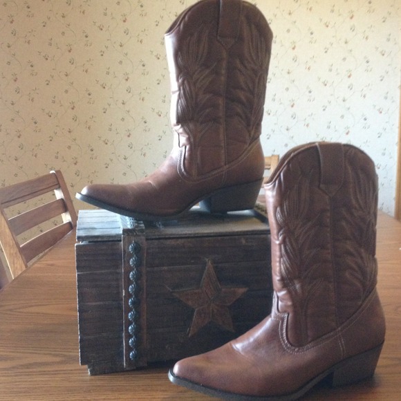 HOLD Brown cowboy boots new without tags