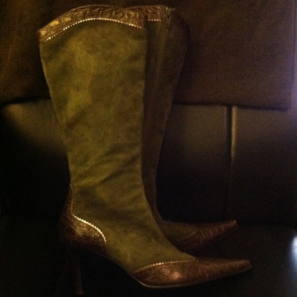 Green suede boots with heel