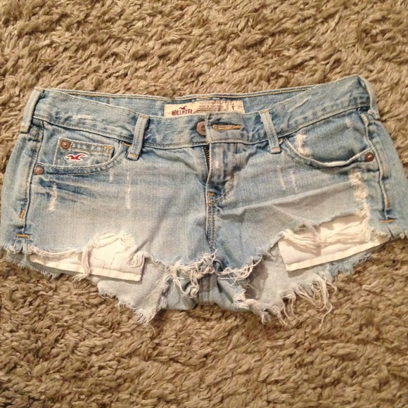 💢SOLD💢Hollister destroyed jean shorts