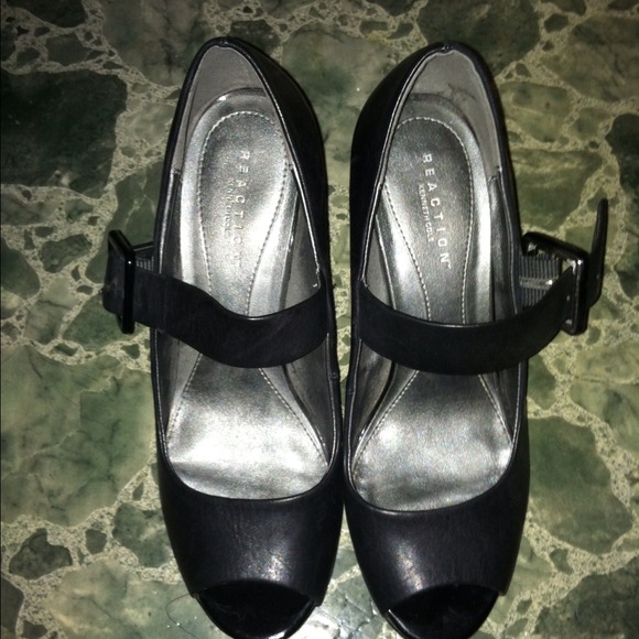 Black low heel Kenneth Cole reaction pee toe