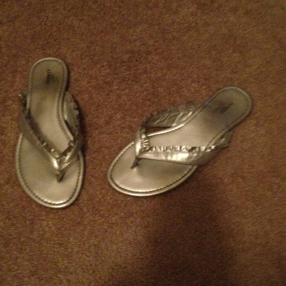 🎀🎀SOLD🎀🎀SILVER RUFFLE SANDAL - Picture 2 of 3