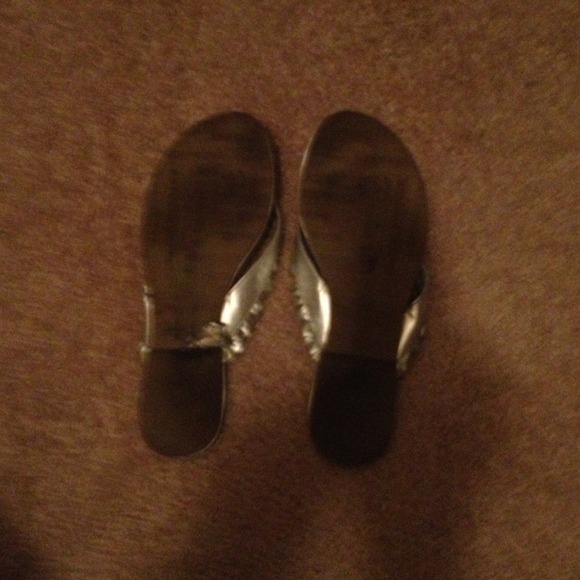 🎀🎀SOLD🎀🎀SILVER RUFFLE SANDAL - Picture 3 of 3