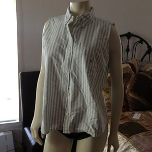 🌼🌼🌼light green and white sleeveless top!!