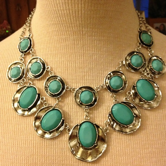 📣SOLD IN BUNDLE 📢Necklace and earrings