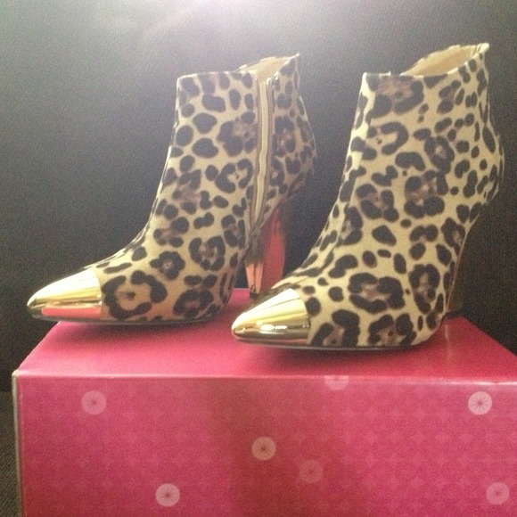 Shoedazzle ankle boots size 10