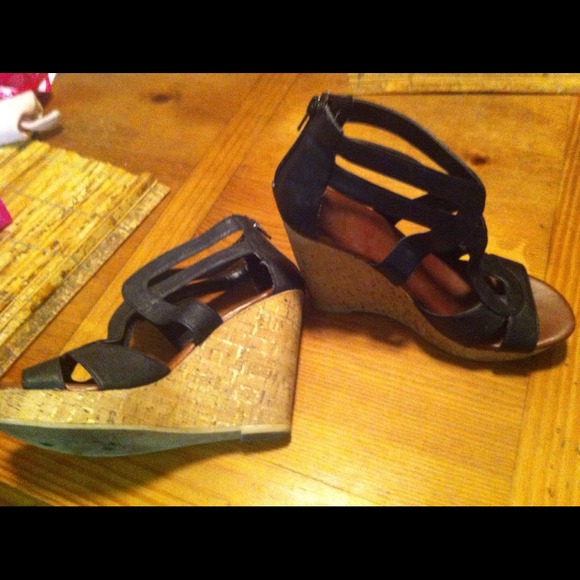 💢REDUCED PRICED💢 Super cute wedged sandles - Picture 2 of 4