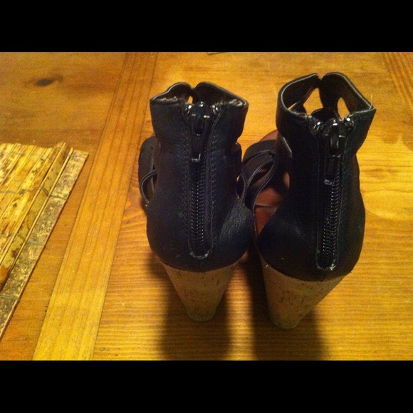 💢REDUCED PRICED💢 Super cute wedged sandles - Picture 3 of 4