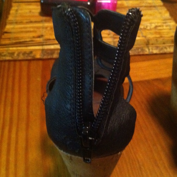 💢REDUCED PRICED💢 Super cute wedged sandles - Picture 4 of 4