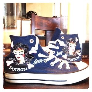 Sz: 7 Sailor Jerry high top Converse.
