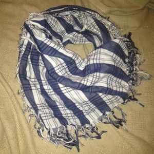 ✋SOLD✋Hollister fringe scarf