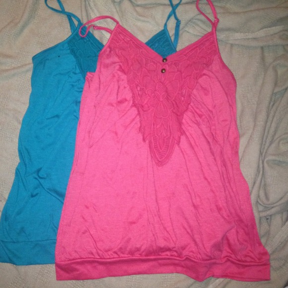 ✋SOLD✋Tanks