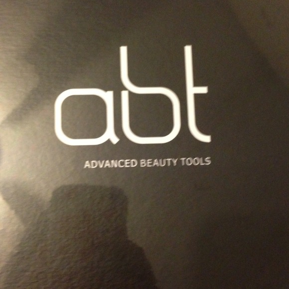 Set of 5 piece make up brush and a brush roll