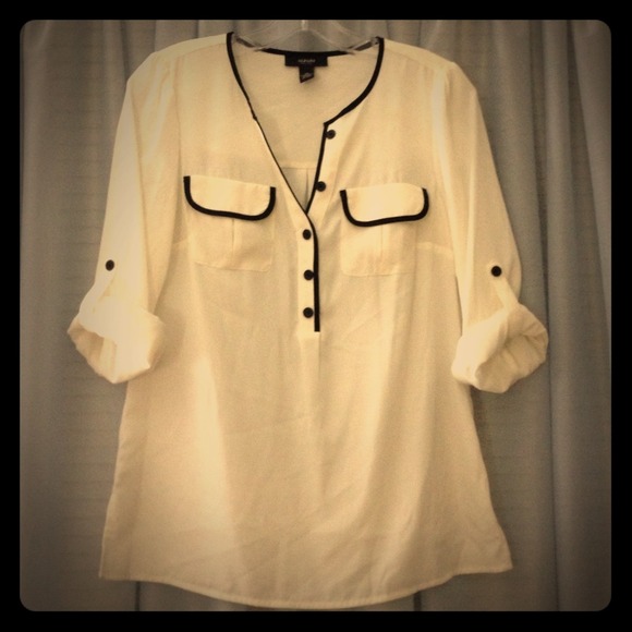 White blouse with black trim - Picture 1 of 2