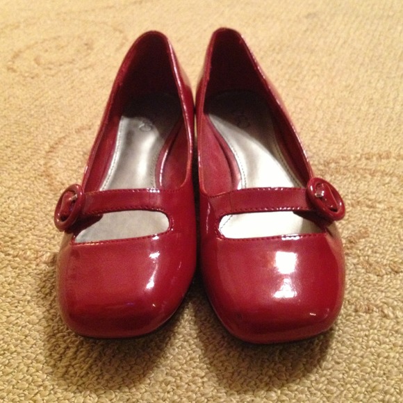 Red buckle dress shoes