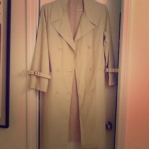 Sleek Trench Coat in Beige