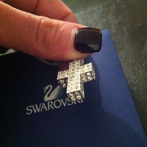 ❌SOLD❌ Swarovski crystal cross necklace! - Picture 3 of 4