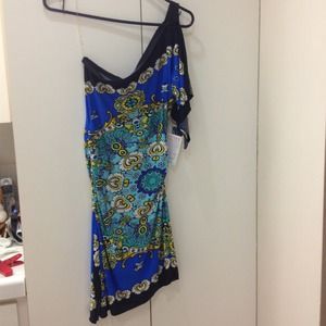 New One sleeve dress with hip slit