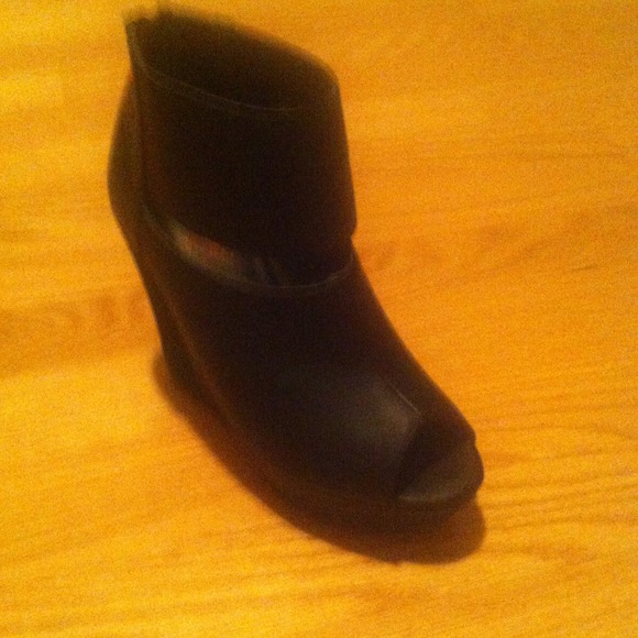 Peep toe wedge with sparkle! - Picture 2 of 4