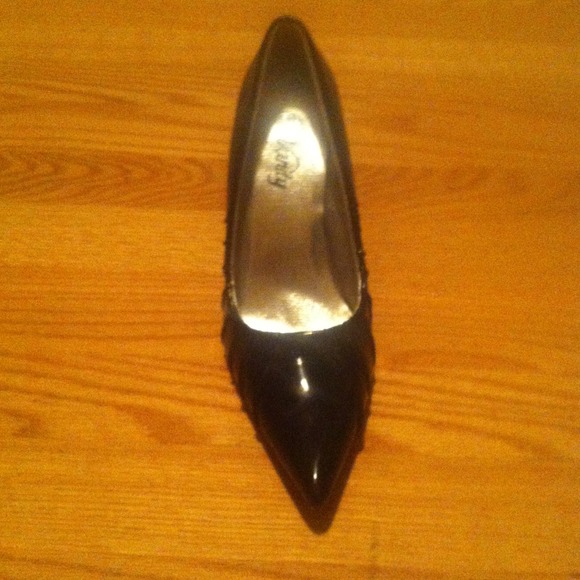 Black pointy toe heel - Picture 2 of 4