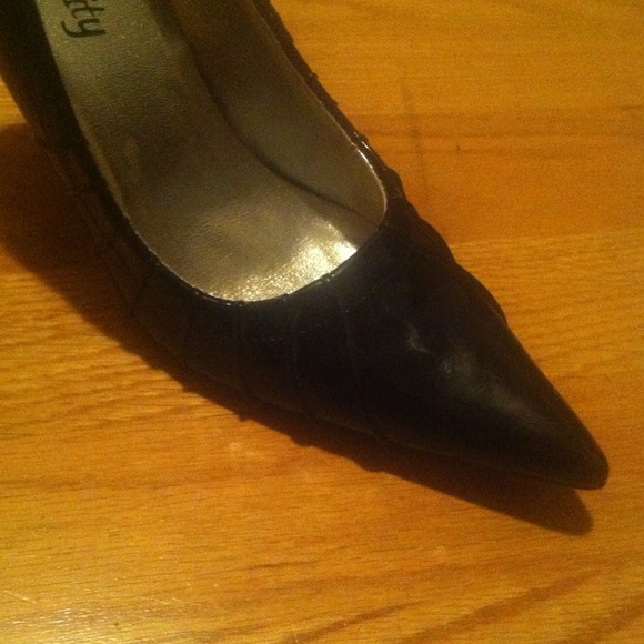 Black pointy toe heel - Picture 3 of 4