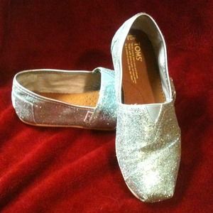 TOMS Flats
