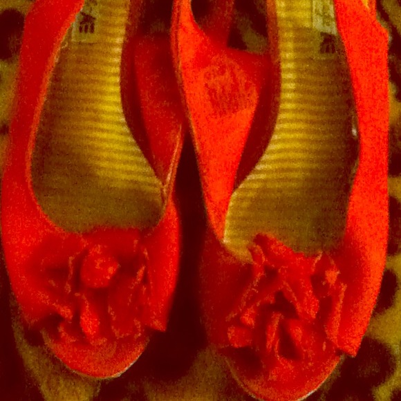 Red flowered wedges
