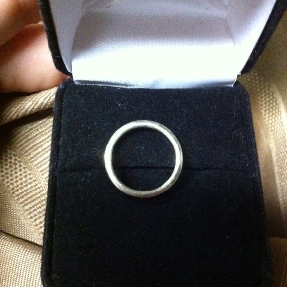 Pretty Little Blue Sapphire & White Diamond Ring! - Picture 2 of 2