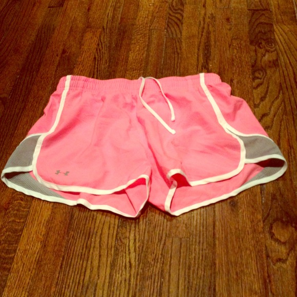 🌻🌻SOLD🌻🌻Under Armour lined running shorts